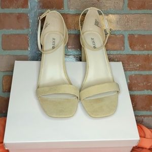 Just Fab Kyla Block Heeled Sand